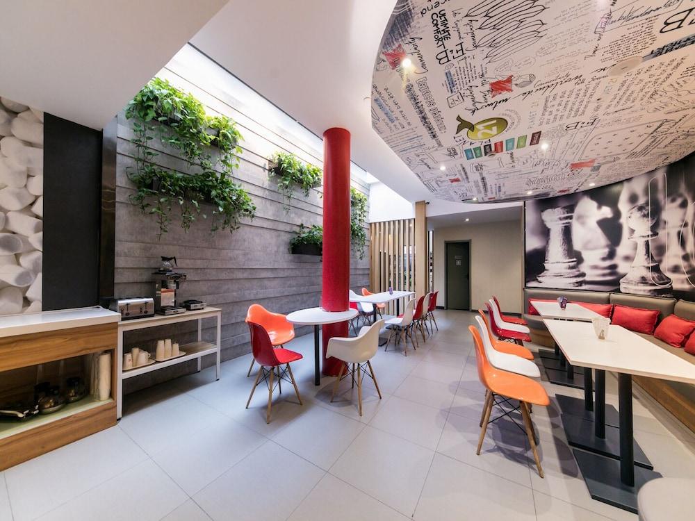 Ibis Shanghai Gubei Bagian luar foto